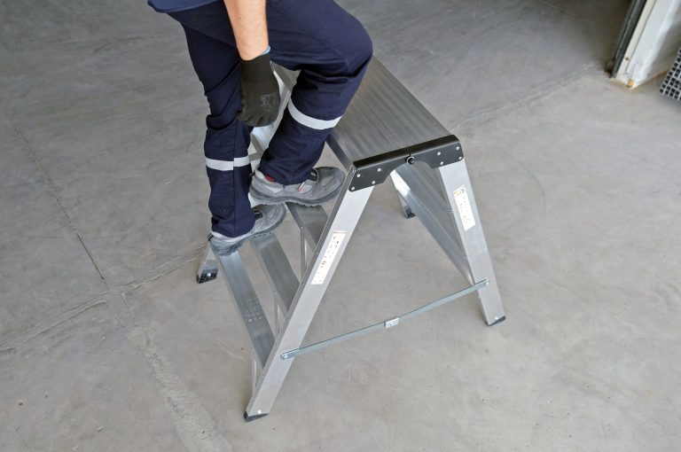 Operario subiendo al taburete Teide Plus