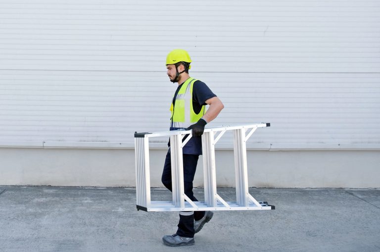 Trabajador transportando el taburete Teide Plus