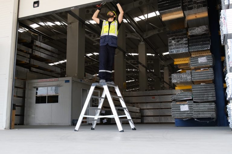 Operario reparando una puerta desde el taburete Teide Plus