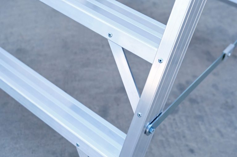 Primer plano de los peldaños del taburete Teide Plus