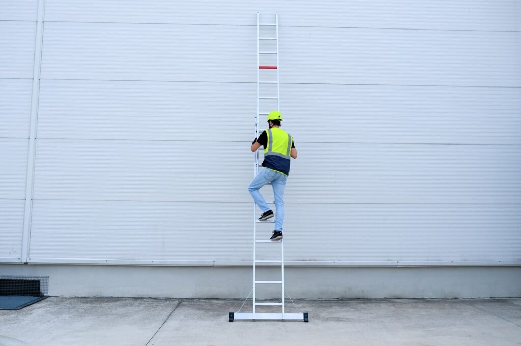 Escalera profesional de aluminio certificada según norma EN 131 en entorno industrial seguro