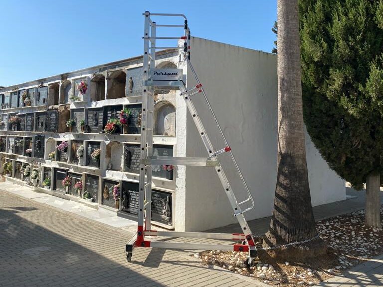 montaje de plataforma industrial de aluminio en cementerio
