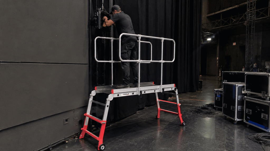 Escalera dual telescópica en festivales