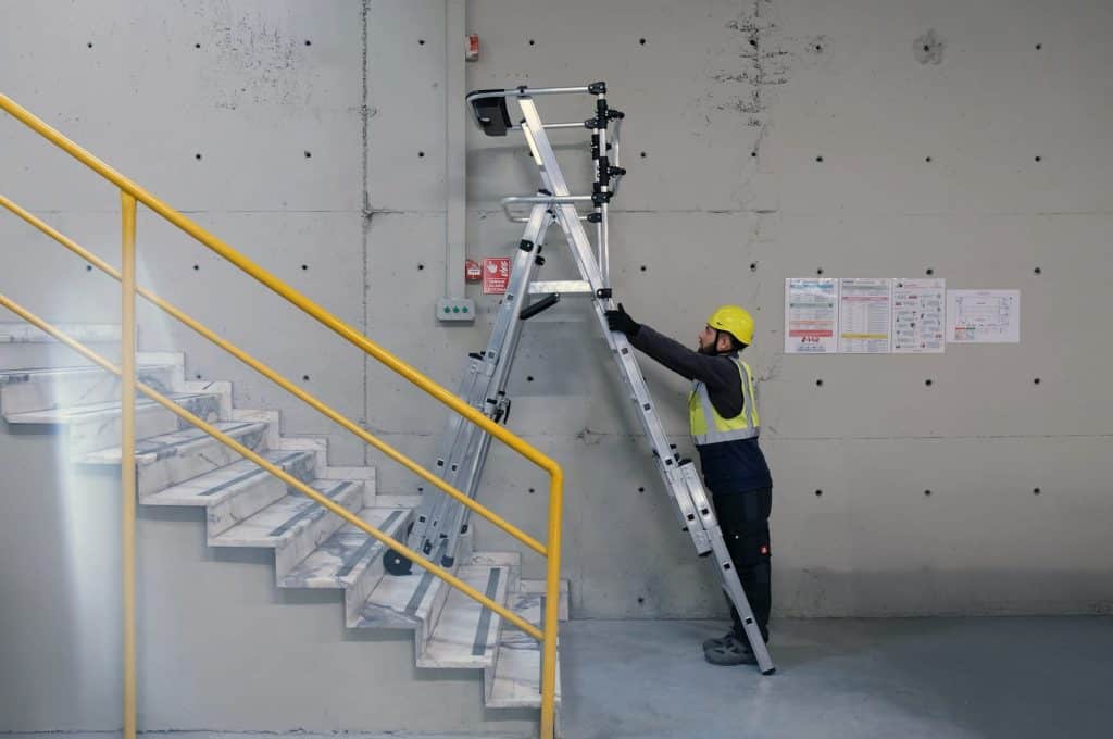 escalera apta para un trabajo con desnivel